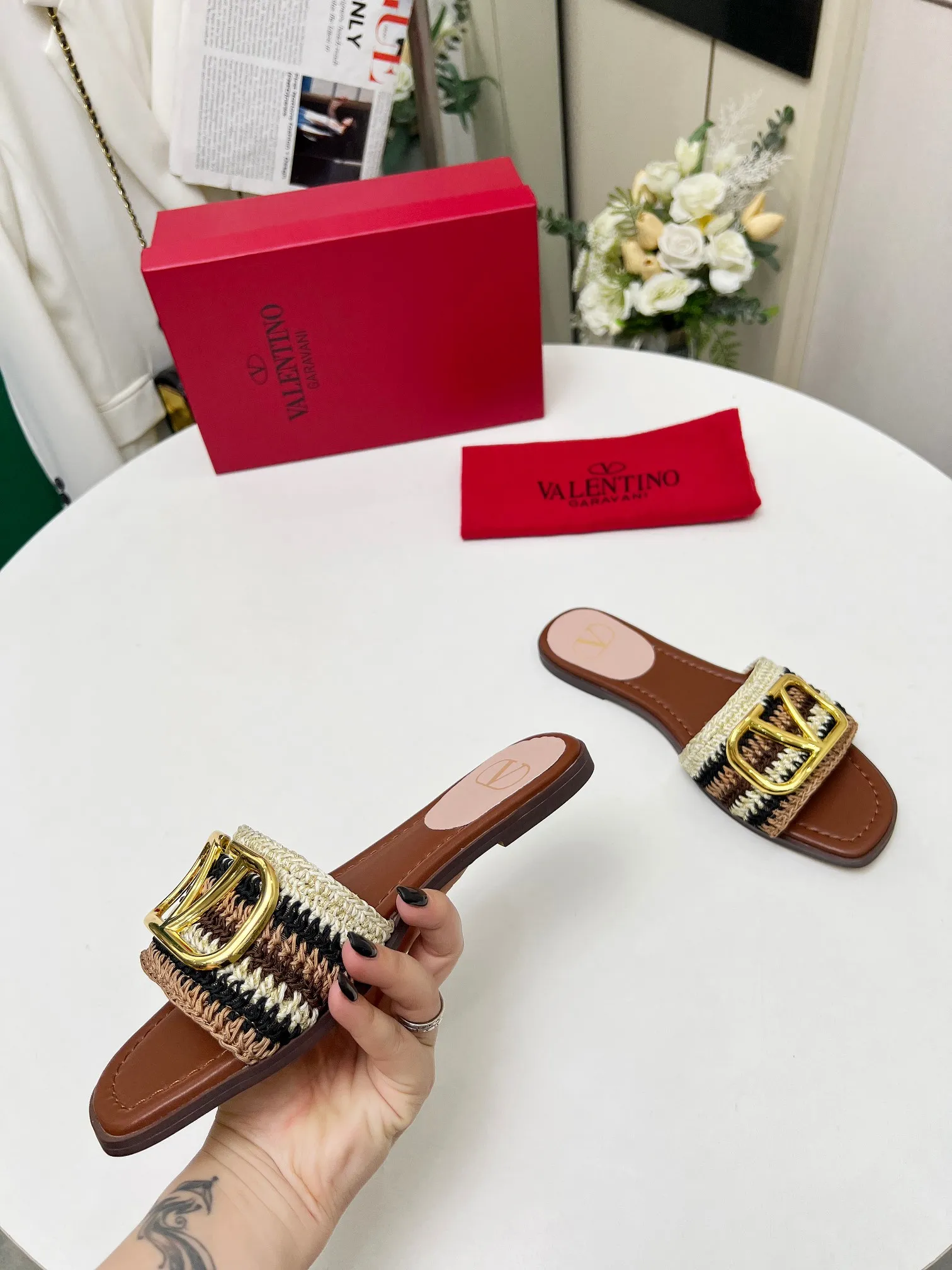 👟👟Ex-factory price 440👟👟 Genuine leather sole +30 🆕 Valentino👑👑 Latest series with perfect hand-woven details. A very eye-catching catwalk series launched [strong][strong] Code number: 35 to 43 (genuine leather sole +30)